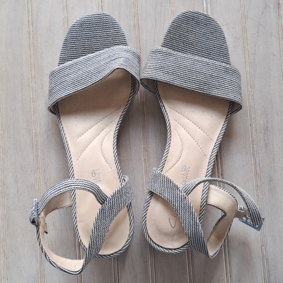 Clarks Women's Orabella Iris Navy Canvas Toile Marine Cushion Short Heel Sandals - Picture 1 of 9